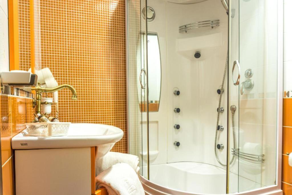 Hotel Ferdinand Hateg Luaran gambar